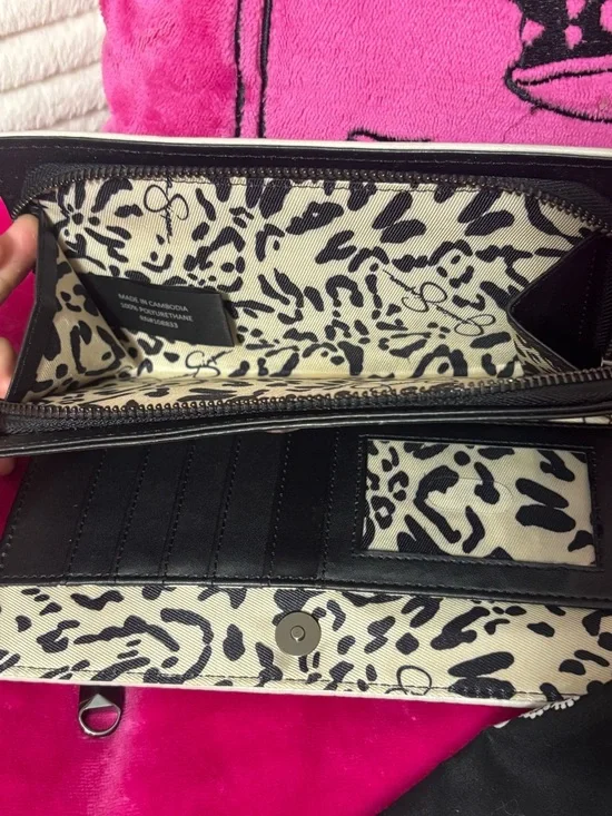 Jessica Simpson White Leather Crossbody Wallet with Front Zip - Picture 5 of 8